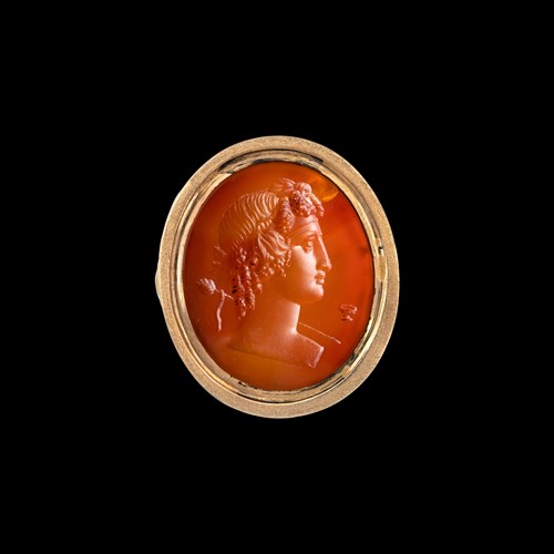 A modern gold ring set with a Neoclassical carnelian intaglio. Bust of Bacchante.